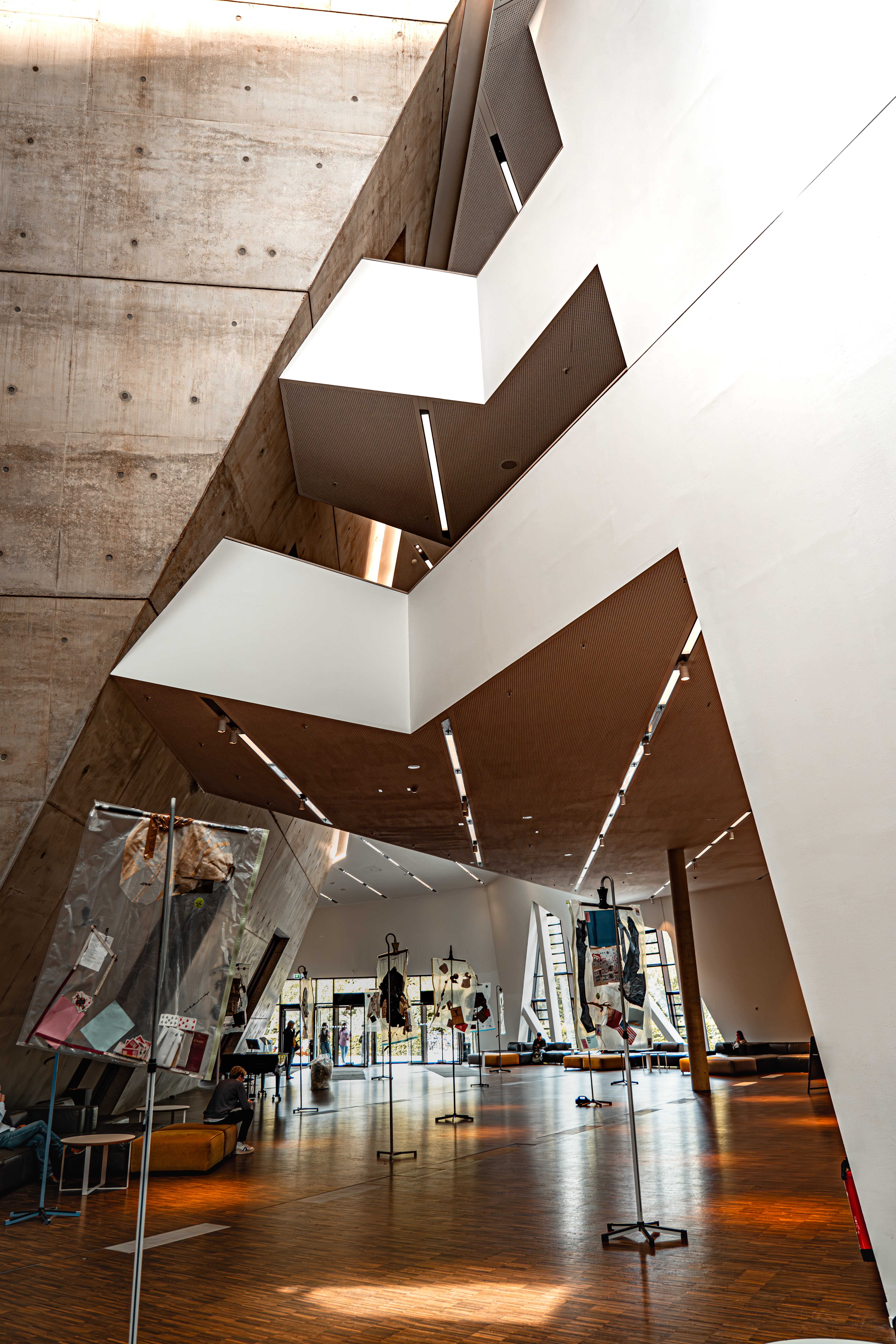 Vakuum. Eine Kunstausstellung der IGS Lüneburg. Wie Faschismus und Genozid im Unterricht Themasisieren?