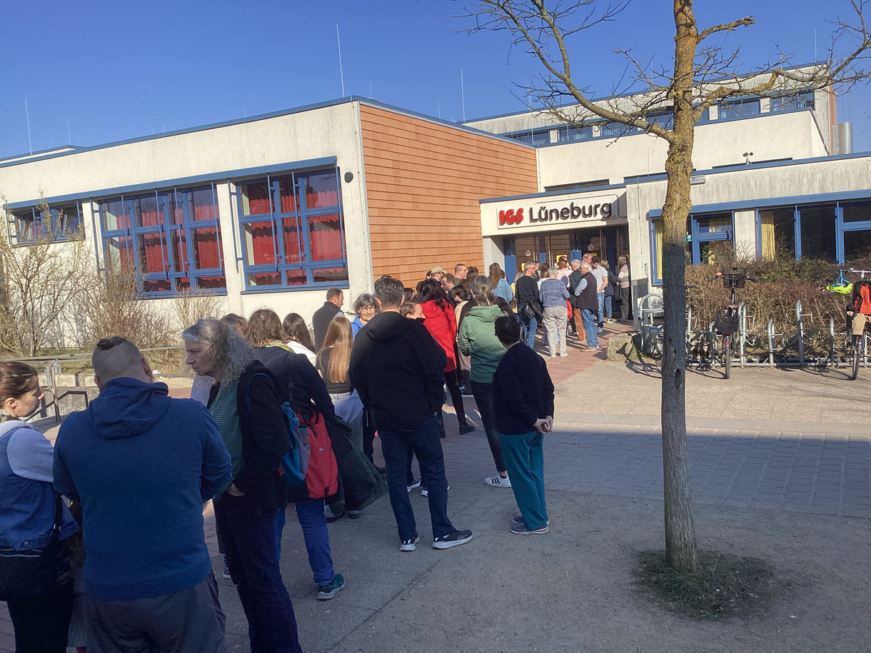 Schlange stehen für Musical@School – Ein inspirierendes Erlebnis für unsere Schüler*innen des 6. Jahrgangs